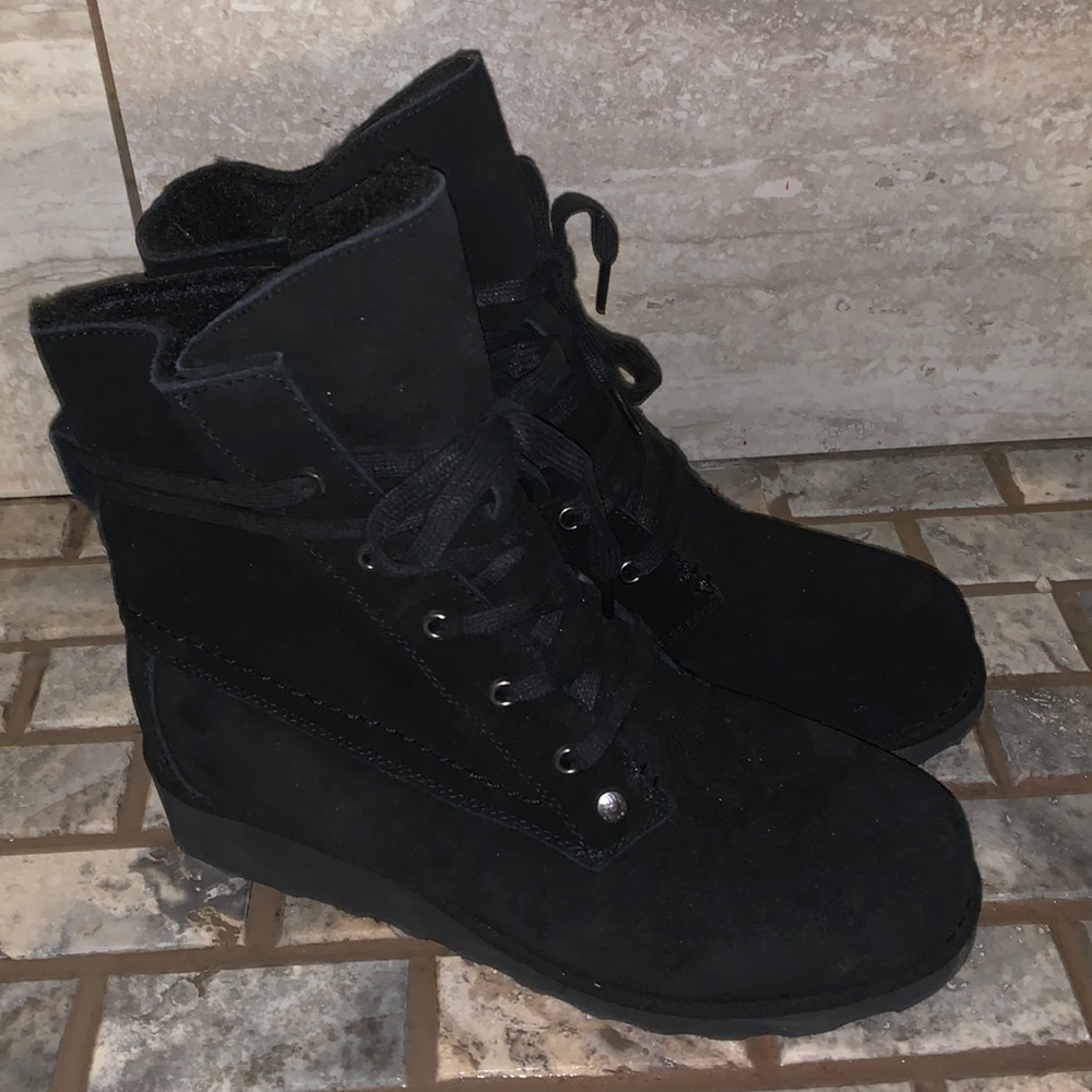 Like new Bearpaw winter boots